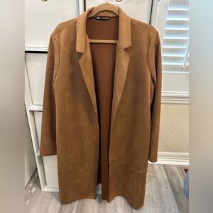 Zara camel suede coat. Size L. Lapel collar and side pockets.
